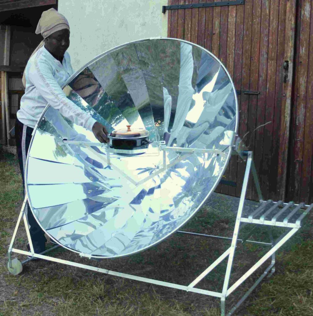 Four solaire / cuiseur solaire produit par l'AESS (Amicale de l'Énergie solaire et Solidaire) en auto-fabrication